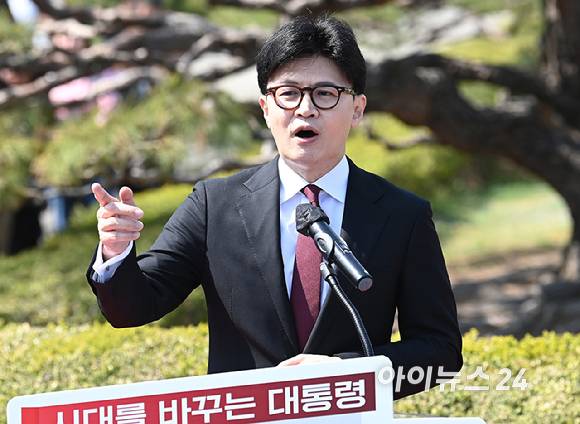 한동훈 국민의힘 전 대표가 10일 오후 서울 여의도 국회에서 제21대 대통령선거 출마 선언 기자회견을 하고 있다.