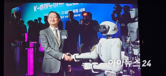 엘리스와 악수하는 안덕근 장관. [사진=박지은 기자]