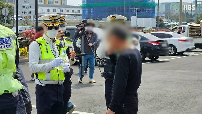 오늘(10일) 낮 제주국제공항 인근 왕복 6차선 도로에서 숙취 운전을 하다 적발된 70대 남성 (사진, 김재연 기자)