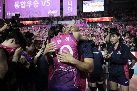 V리그 통합 우승 후 끌어안고 기뻐하는 흥국생명 김연경(왼쪽)과 아본단자 감독. [뉴시스]