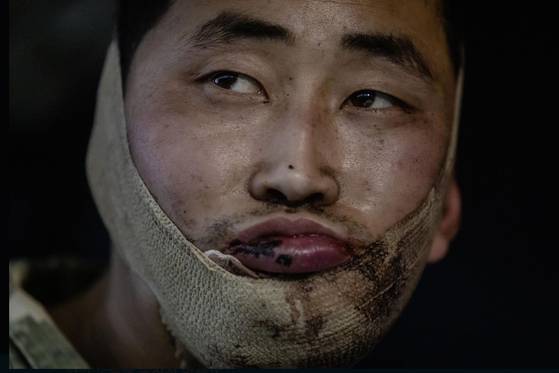 우크라이나군에 생포된 북한군. 사진 볼로디미르 젤렌스키 우크라이나 대통령 엑스 캡처