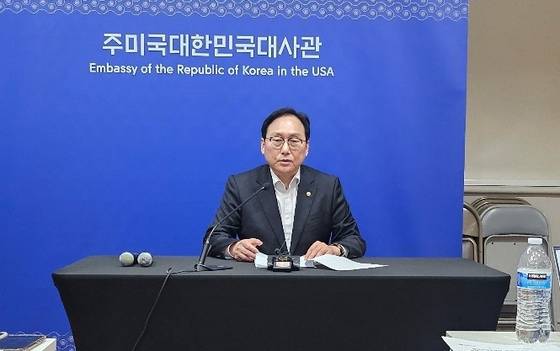 미국을 방문중인 정인교 통상교섭본부장이 9일(현지시간) 워싱턴 DC 주미한국대사관에서 열린 기자간담회에서 취재진 질문에 답하고 있다. 워싱턴=강태화 특파원