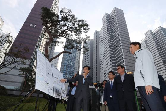 오세훈 서울시장이 서울 강동구 '미리 내 집'(장기전세주택Ⅱ) 첫 단지인 올림픽파크포레온을 방문했다. [사진 공동취재단]