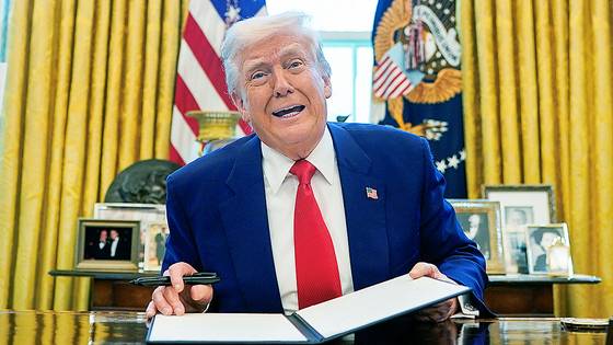 도널드 트럼프 미국 대통령이 9일(현지시간) 워싱턴 DC 백악관 집무실에서 행정명령에 서명하며 취재진과 대화하고 있다. 로이터=연합뉴스