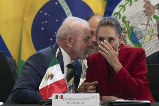 브라질의 룰라 대통령(왼쪽)과 멕시코 셰인바움 대통령이 9일(현지시간) 온두라스에서 열린 CELAC 정상회의에서 대화하고 있다. EPA=연합뉴스