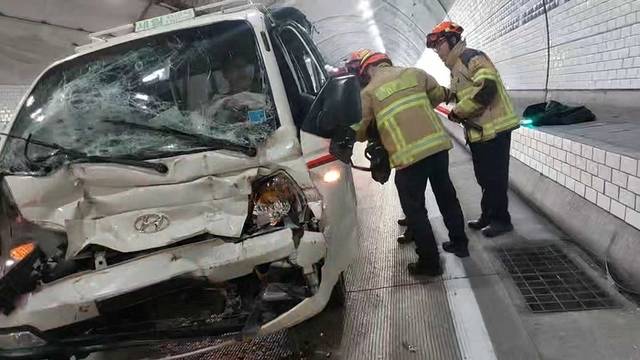 ▲ 10일 오전 11시 28분쯤 광주원주 고속도로 지정2터널 원주방향에서 차량 5중추돌 사고가 발생했다.