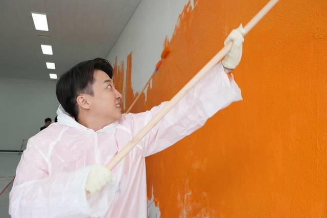 ▲ 개혁신당 이준석 대선 예비후보가 10일 서울 서초구 후보 선거사무소의 내부 벽면을 페인트칠을 하는 ‘강남 캠프, 오렌지로 컬러링’ 행사를 하고 있다. 연합뉴스