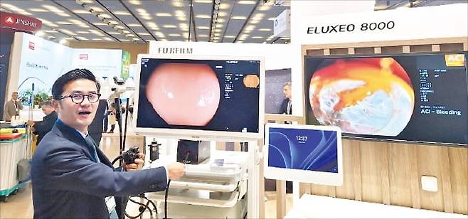 일본 후지필름 직원이 ‘ESGE 2025’에서 내시경의 인공지능 기능을 설명하고 있다.﻿ /안대규 기자