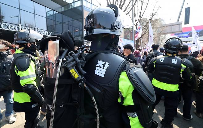 서울 용산구 한남동 대통령 관저 앞에서 경찰들이 경계근무를 서고 있다. 2025.04.04 사진=한경 최혁 기자