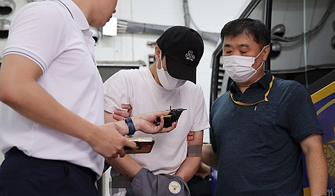 지난해 5세 아동을 심정지 의식불명 상태에 빠지게 한 혐의로 구속된 태권도 관장 A씨가 의정부지검으로 송치되고 있다. 연합뉴스 제공