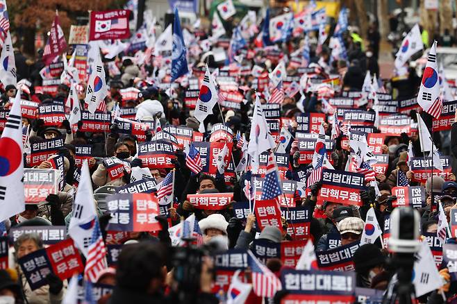 Former President Yoon Suk Yeol's supporters stage a protest in front of the Constitutional Court of Korea in Jongno-gu, Seoul, Tuesday. (Yonhap)