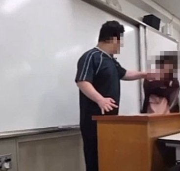 10일 교실에서 교사를 폭행하는 고3 학생 모습. / 사진=연합뉴스