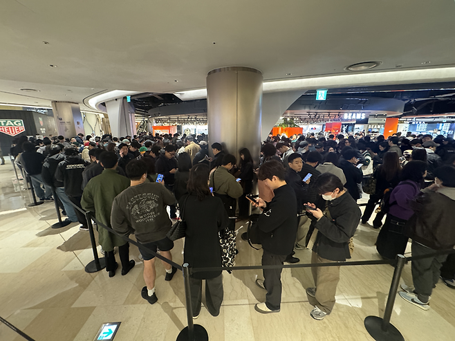 지난 4일 서울 송파구 롯데백화점 잠실 에비뉴엘 지하 1층 ‘빔스’ 팝업스토어에 사람들이 몰린 모습. <사진=롯데백화점>