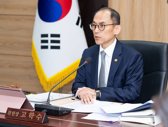 고학수 개인정보보호위원회 위원장이 지난 9일 오후 서울 종로구 정부서울청사에서 개최된 2025년 제8회 개인정보보호위원회 전체회의에서 모두말씀을 하고 있다. <사진=개인정보보호위원회>