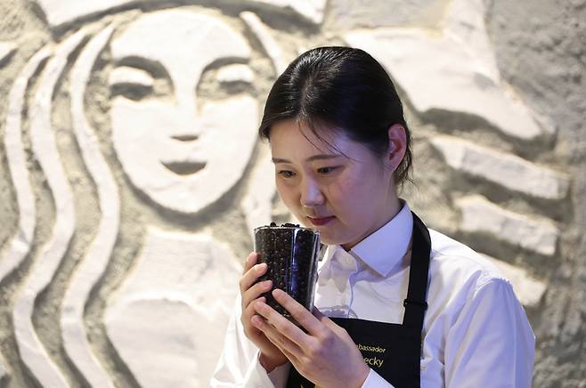 최근 서울 중구 스타벅스코리아 본사에서 매일경제와 만난 김윤하 스타벅스 커피대사가 기념촬영을 하고 있다. 이충우 기자