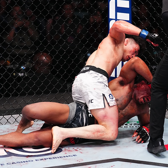 이창호가 2025년 4월 미국 네바다주 엔터프라이즈 UFC on ESPN 65 밴텀급 경기 상위 포지션 유지 및 그라운드 앤드 파운드로 코르테이비어스 로미어스에게 고통을 주고 있다. 사진=TKO