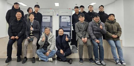 이현기 잇츠센서 대표(사진 앞줄 왼쪽 3번째)와 강대천 대표(사진 가운데)가 자율주행로봇(AMR) 앞에서 임직원들과 사진 촬영 중이다./사진제공=잇츠센서