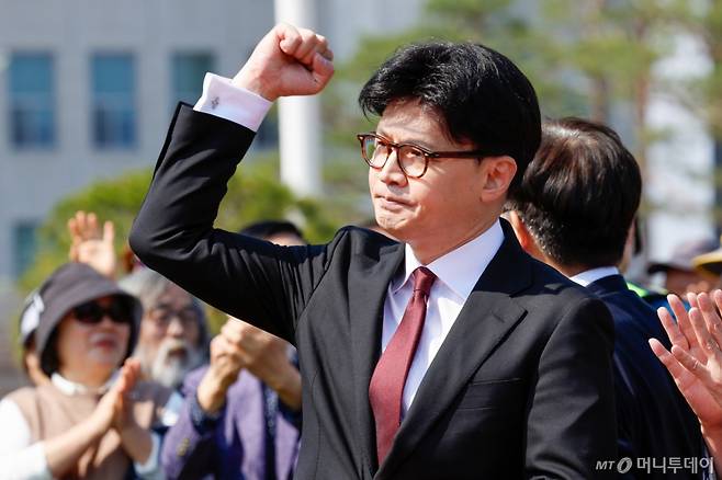 (서울=뉴스1) 안은나 기자 = 한동훈 국민의힘 전 대표가 10일 오후 서울 여의도 국회 분수대 앞에서 제21대 대통령 선거 출마를 선언한 뒤 인사하고 있다. 2025.4.10/뉴스1  Copyright (C) 뉴스1. All rights reserved. 무단 전재 및 재배포,  AI학습 이용 금지. /사진=(서울=뉴스1) 안은나 기자