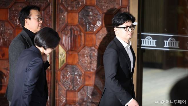 [서울=뉴시스] 권창회 기자 = 윤석열 대통령 탄핵안이 가결된 14일 오후 서울 여의도 국회 로텐더홀에서 한동훈 국민의힘 대표가 의원총회를 마치고 이동하고 있다.  2024.12.14. kch0523@newsis.com /사진=권창회