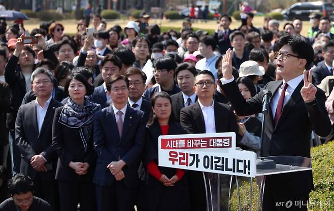 [서울=뉴시스] 고승민 기자 = 한동훈 전 국민의힘 대표가 10일 오후 서울 여의도 국회 앞에서 기자회견을 열고 제21대 대통령선거 출마선언을 하고 있다. 2025.04.10. kkssmm99@newsis.com /사진=고승민