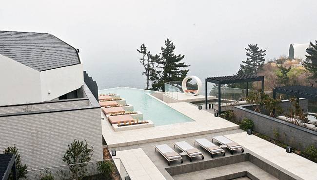 코스모스 울릉도의 새 리조트 빌라 쏘메의 인피니티풀. 바다를 마주보고 있다.