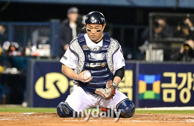 2025년 4월 10일 오후 서울 잠실구장에서 진행된 '2025 신한 SOL뱅크 KBO 리그' 한화 이글스와 두산 베어스의 경기. 한화 3루 주자 플로리얼이 6회초 1사 1.3루서 1루 주자 문현빈이 2루 도루를 할때 이중도루를 시도해 홈에서 세이프되자 두산 포수 양의지가 당황하고 있다./마이데일리