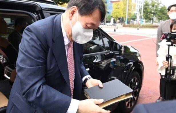 국민의힘 대선 주자인 윤석열 전 검찰총장이 10일 오전 서울 여의도 순복음교회 예배에 참석하기 위해 성경책을 들고 차에서 내리고 있다. [국회사진기자단]