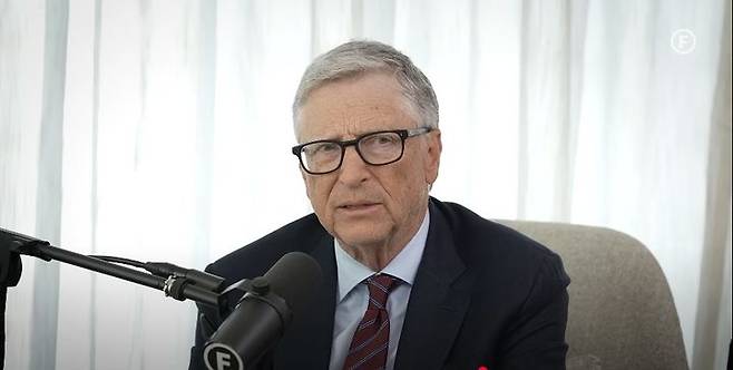 [뉴시스]빌 게이츠가 지난달 29일 유튜브에 공개된 인도 팟캐스터 라지 샤마니와의 인터뷰 영상에서 발언하는 모습. (사진=유튜브 캡처) 2025.4.9 *재판매 및 DB 금지