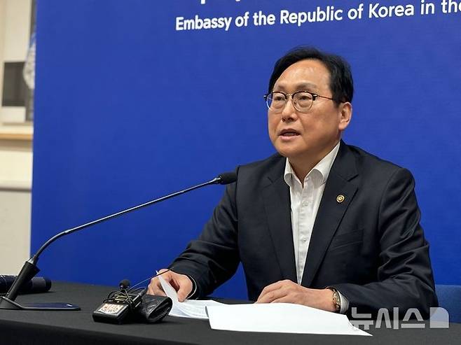 [워싱턴=뉴시스]이윤희 특파원 =정인교 산업통상자원부 통상교섭본부장이 9일(현지 시간) 미국 워싱턴DC 주미대사관에서 특파원 간담회를 열고 발언하고 있다. 2025.04.10.