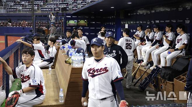 [서울=뉴시스] 정병혁 기자 = 6일 서울 구로구 고척스카이돔에서 2024 WBSC 프리미어12를 앞두고 열린 한국 야구대표팀과 상무의 연습경기, 대표팀 덕아웃에서 선수들이 대화를 나누고 있다. 2024.11.06. jhope@newsis.com
