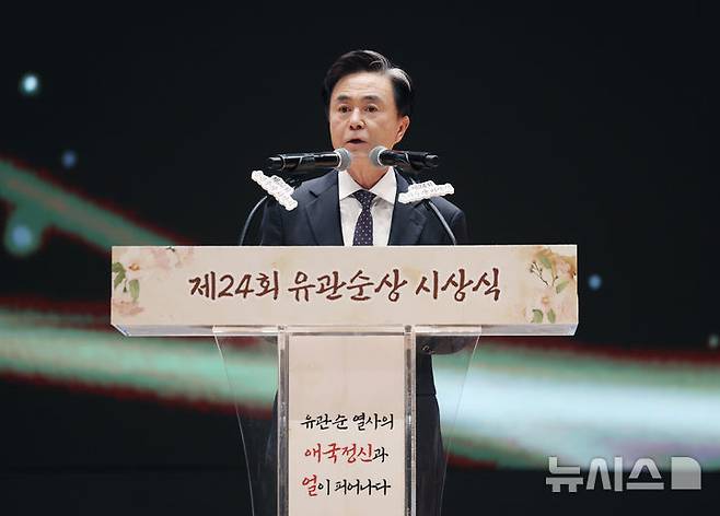 [서울=뉴시스] 김진아 기자 = 유관순상위원회 위원장인 김태흠 충남지사가 1일 서울 코엑스에서 열린 제24회 유관순상 시상식에서 식사를 하고 있다. 2025.04.01. bluesoda@newsis.com