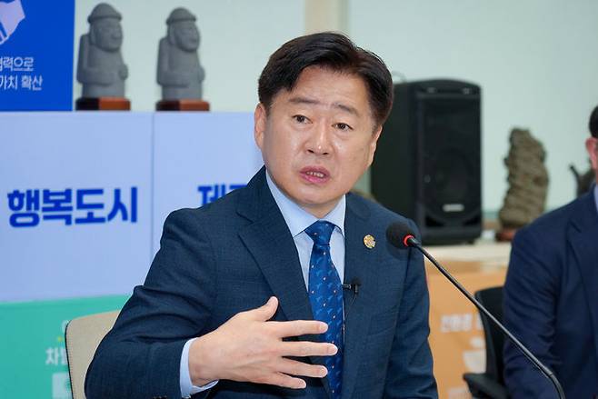 [제주=뉴시스] 오영훈 제주도지사는 10일 오전 제주도청 소통회의실에서 기자간담회를 갖고 고도제한 완화 등에 대한 입장을 밝히고 있다. (사진=제주도 제공) 2025.04.10. photo@newsis.com *재판매 및 DB 금지