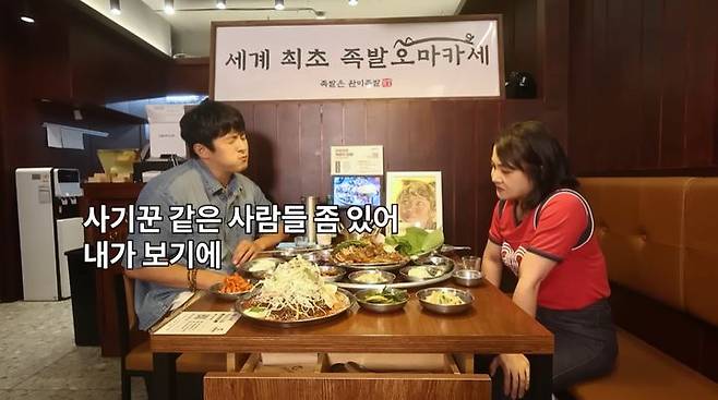 [서울=뉴시스] 기안84는 지난해 7월 유튜브 채널 '인생84'에 게재된 '박나래 술터뷰' 영상에서 박나래와 술을 마시며 대화를 나눴다. (사진=유튜브 채널 '인생84' 캡처) 2025.04.10. photo@newsis.com  *재판매 및 DB 금지