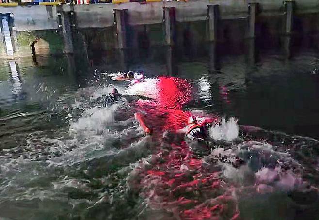 [통영=뉴시스] 신정철 기자= 10일 새벽 2시 11분께 경남 통영시 동호항 통영수협 냉동1공장 앞에서 술을 먹고 길을 가다 동호항 바닷물에 빠진 A(29) 씨를 통영해양경찰서 구조대원들이 바닷물에 입수하여 구조하고 있다.(사진=통영해경 제공).2025.04.10. photo@newsis.com *재판매 및 DB 금지