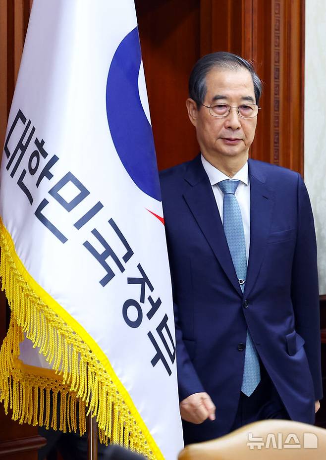 [서울=뉴시스] 최진석 기자 = 한덕수 대통령 권한대행 국무총리가 10일 정부서울청사에서 열린 국정현안관계장관회의에 입장하고 있다. 2025.04.10. myjs@newsis.com