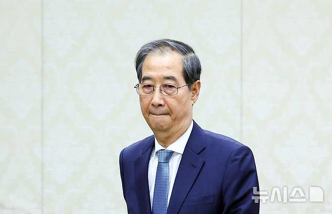 [서울=뉴시스] 최진석 기자 = 한덕수 대통령 권한대행 국무총리가 10일 정부서울청사에서 열린 국정현안관계장관회의에 입장하고 있다. 2025.04.10. myjs@newsis.com