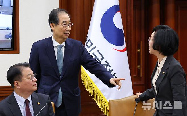 [서울=뉴시스] 최진석 기자 = 한덕수 대통령 권한대행 국무총리가 10일 정부서울청사에서 열린 국정현안관계장관회의에 입장하며 오유경 식품의약품안전처장과 대화하고 있다. 왼쪽은 방기선 국무조정실장. 2025.04.10. myjs@newsis.com