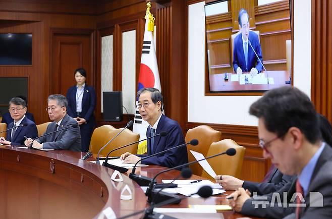 [서울=뉴시스] 최진석 기자 = 한덕수 대통령 권한대행 국무총리가 10일 정부서울청사에서 열린 국정현안관계장관회의를 주재하고 있다. 2025.04.10. myjs@newsis.com