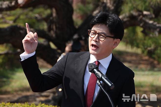 [서울=뉴시스] 고승민 기자 = 한동훈 전 국민의힘 대표가 10일 오후 서울 여의도 국회 앞에서 기자회견을 열고 제21대 대통령선거 출마선언을 하고 있다.  2025.04.10. kkssmm99@newsis.com