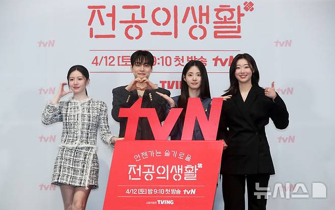 [서울=뉴시스] 김혜진 기자 = 배우 고윤정(왼쪽부터), 강유석, 신시아, 한예지가 10일 오후 서울 구로구 라마다신도림에서 열린 tvN 새 토일드라마 '언젠가는 슬기로울 전공의생활' 제작발표회에서 포즈를 취하고 있다. 2025.04.10. jini@newsis.com