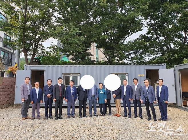 지난 2020년 8월 경  신천지 '상하그룹' 관계자들이 경기도 과천시 문원동의 한 컨테이너박스 사무실에서 모임을 갖고 기념사진을 촬영하고 있다. 부장검사 출신 김인호 변호사는 맨 오른쪽에서 두번 째. 사진 고위 간부 탈퇴자