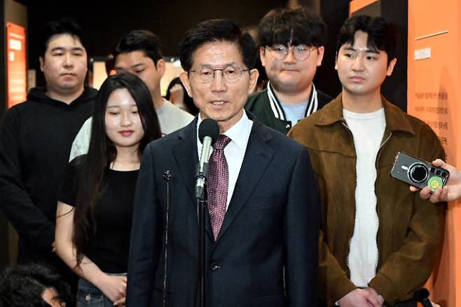 김문수 전 고용노동부 장관이 10일 서울 종로구 전태일기념관에서 청년들과 전시관을 둘러본 후 취재진 질문에 답하고 있다. 연합뉴스