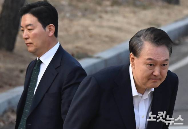 김성훈 경호처 차장과 윤석열 전 대통령. 황진환 기자