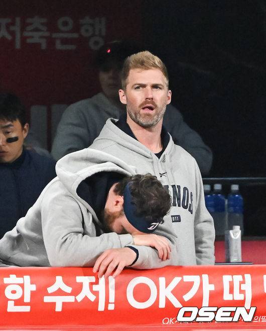 [OSEN=수원, 박준형 기자]  &nbsp;KT가 투타 조화를 앞세워 연승을 달렸다.KT는 9일 수원KT위즈파크에서 열린 ‘2025 신한 SOL BANK KBO리그’  NC와의 대결에서 4-1로 승리했다.9회초 6타석 연속 삼진으로 물러나 교체됐던 NC 데이비슨이 더그아웃에서 어두운 표정을 짓고 있다.     2025.04.09 / soul1014@osen.co.kr