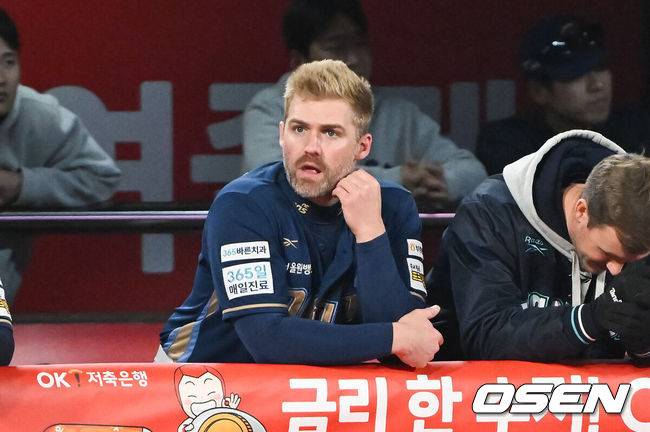 [OSEN=수원, 박준형 기자] 9일 수원KT위즈파크에서 ‘2025 신한 SOL BANK KBO리그’ KT 위즈와 NC 다이노스의 경기가 진행됐다.이날 경기에서 KT는 헤이수스를, NC는 로건을 선발투수로 내세웠다.4회초 타격 부진으로 교체된 NC 데이비슨이 더그아웃서 경기를 지켜보고 있다  2025.04.09 / soul1014@osen.co.kr