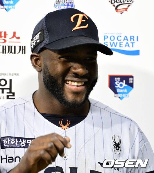 [OSEN=지형준 기자] 외국인타자 에스테반 플로리얼이 지옥과 천당을 오간 한화 이글스가 접전 끝 두산 베어스를 잡고 연패를 끊어냈다.&nbsp;프로야구 한화 이글스는 9일 서울 잠실구장에서 열린 2025 신한 SOL뱅크 KBO리그 두산 베어스와의 시즌 2차전에서 5-4로 승리했다.&nbsp;한화는 전날 끝내기패배 설욕과 함께 2연패에서 탈출하며 시즌 5승 10패를 기록했다. 반면 3연승이 좌절된 두산은 하루 만에 5할 승률이 무너졌다. 7승 8패.&nbsp;경기를 마치고 한화 플로리얼이 방송 인터뷰를 하고 있다. 2025.04.09 / jpnews@osen.co.kr