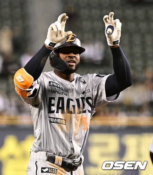 [OSEN=지형준 기자] 9일 오후 서울 잠실야구장에서 2025 신한 SOL Bank KBO리그 두산 베어스와 한화 이글스의 경기가 열렸다.이날 두산은 콜 어빈, 한화는 폰세를 선발로 내세웠다.5회초 2사 1,2루에서 한화 플로리얼이 동점 2타점 우익수 오른쪽 3루타를 날리며 기뻐하고 있다. 2025.04.09 / jpnews@osen.co.kr