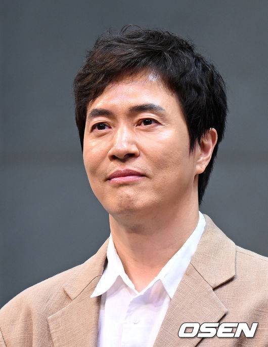 [OSEN=이대선 기자] 29일 오후 서울 중구 충무아트센터 대극장에서 뮤지컬 ‘맘마미아’ 프레스콜이 열렸다.배우 김정민이 취재진이 질문을 듣고 있다. 2023.03.29 /sunday@osen.co.kr