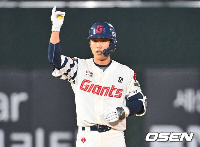 [OSEN=부산, 이석우 기자] 8일 부산 사직야구장에서 2025 신한 SOL 뱅크 KBO 리그 롯데 자이언츠와 KIA 타이거즈의 경기가 열렸다. 홈팀 롯데는 김진욱이, 방문팀 KIA는 김도현이 선발로 출전했다.롯데 자이언츠 전민재가 8회말 2사 2루 좌익수 뒤 1타점 2루타를 치고 세리머니를 하고 있다. 2025.04.08 / foto0307@osen.co.kr