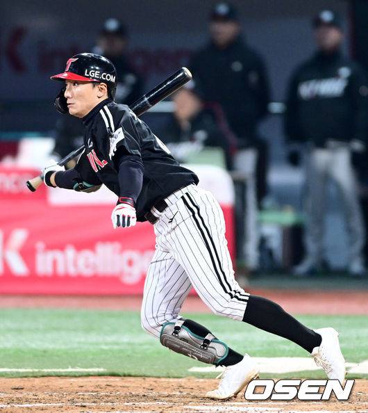 [OSEN=수원, 최규한 기자] 2일 오후 경기도 수원 KT위즈파크에서 ‘2025 신한 SOL Bank KBO리그’ KT 위즈와 LG 트윈스의 경기가 열렸다.홈팀 KT는 오원석, 방문팀 LG는 엘리에이저 에르난데스를 선발로 내세웠다.6회초 1사 주자 없는 상황 LG 신민재가 안타를 날리고 있다. 2025.04.02 / dreamer@osen.co.kr